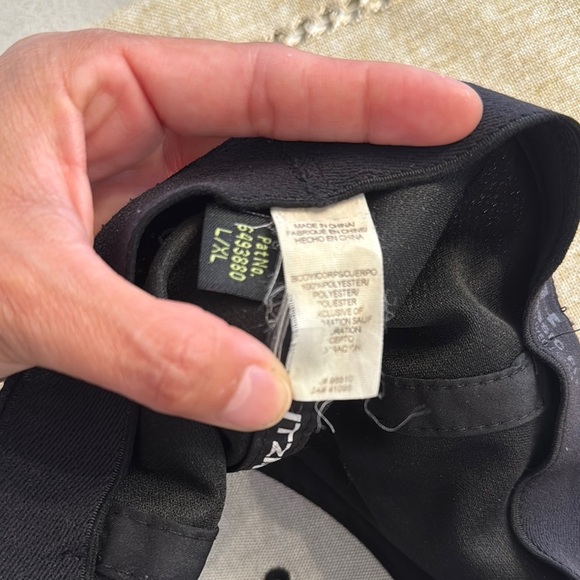 Under Armour Black Athletic Hat Sleek Design - Picture 4 of 5